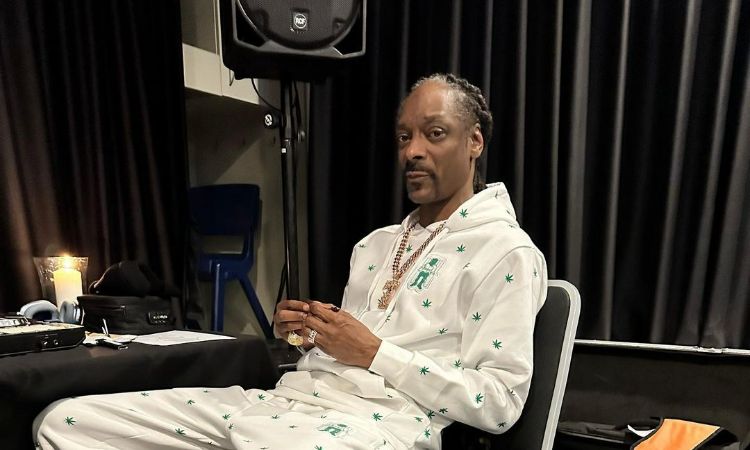 Julian Broadus's famous father Snoop Dogg.
